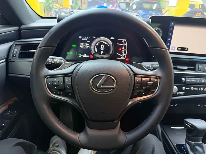 Фото 13 - Lexus ES