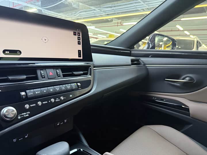 Фото 15 - Lexus ES