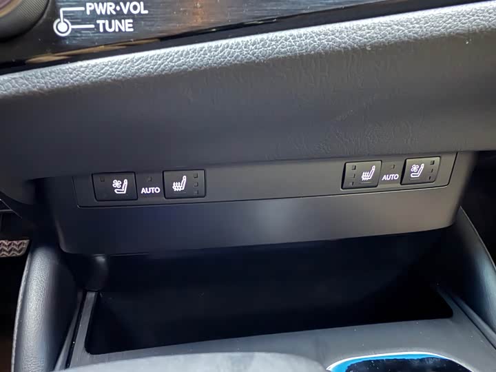 Фото 16 - Lexus ES