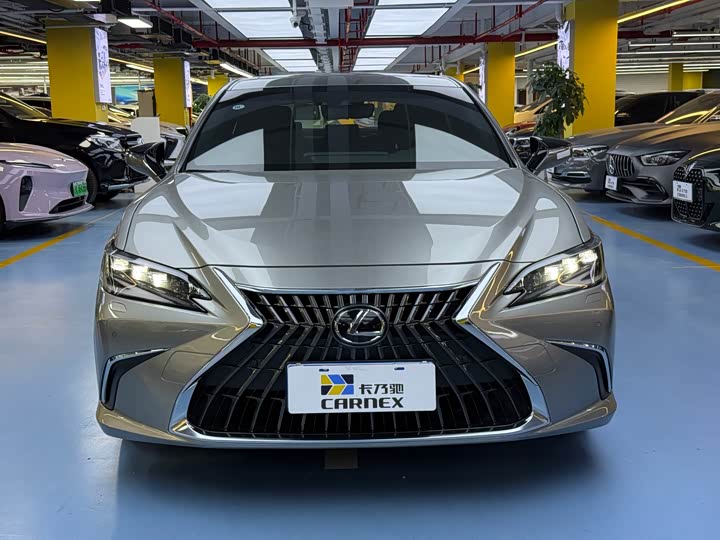 Фото 2 - Lexus ES