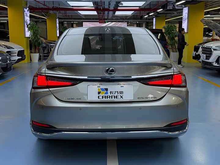 Фото 4 - Lexus ES