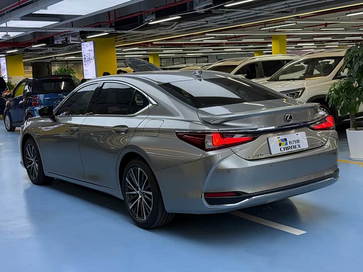 Фото 5 - Lexus ES