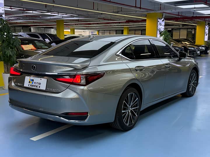 Фото 6 - Lexus ES