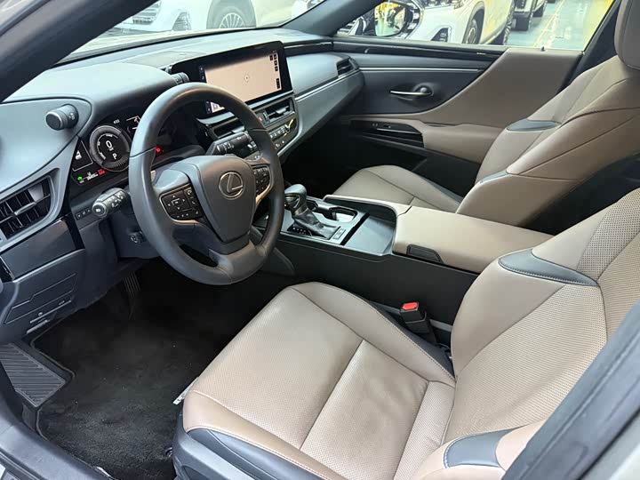 Фото 8 - Lexus ES