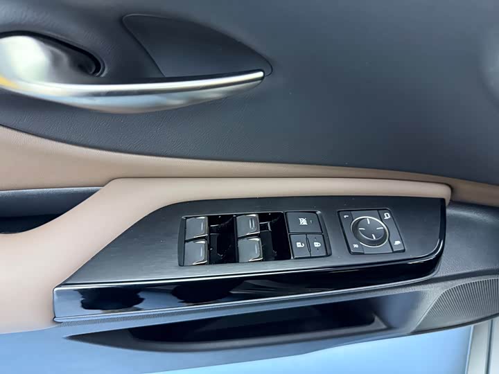 Фото 9 - Lexus ES