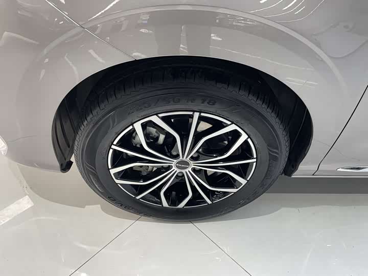 Фото 12 - Roewe iMax 8 EV