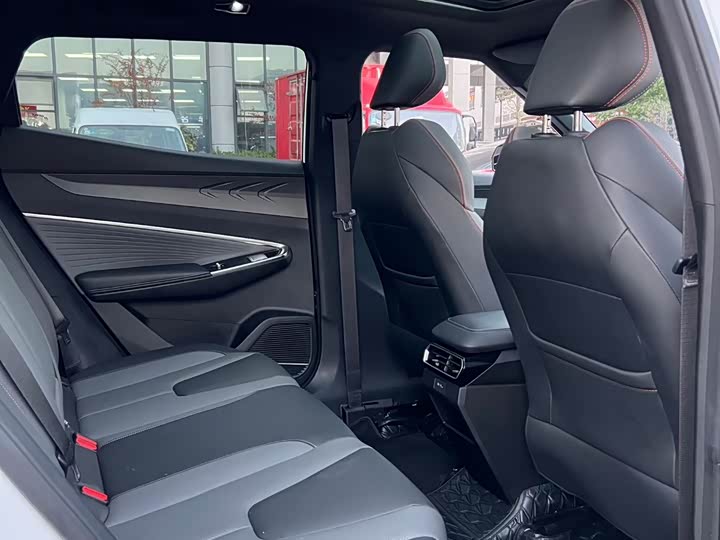 Фото 7 - Geely Atlas