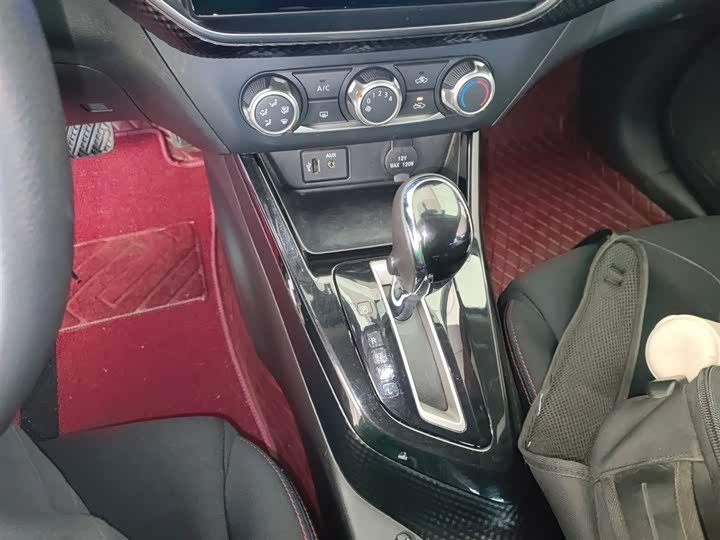 Фото 14 - Nissan Lannia