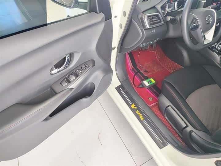 Фото 16 - Nissan Lannia