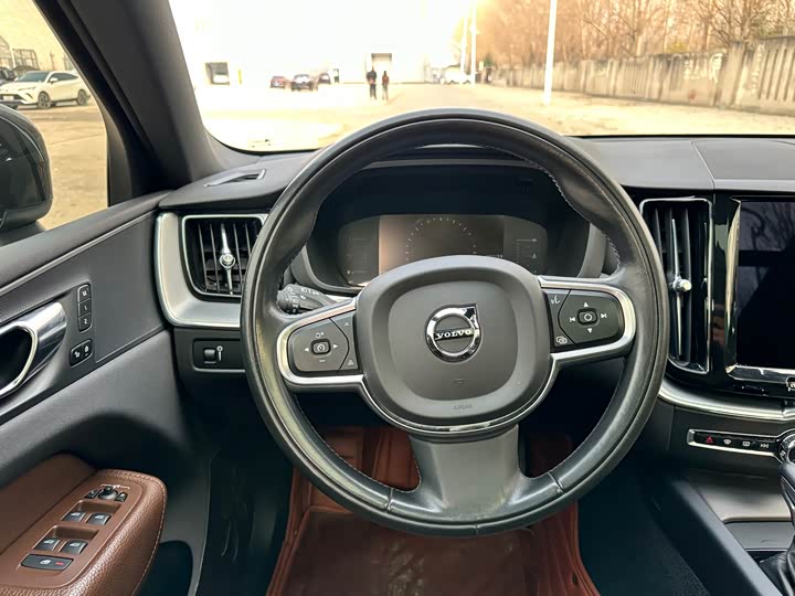 Фото 10 - Volvo XC60