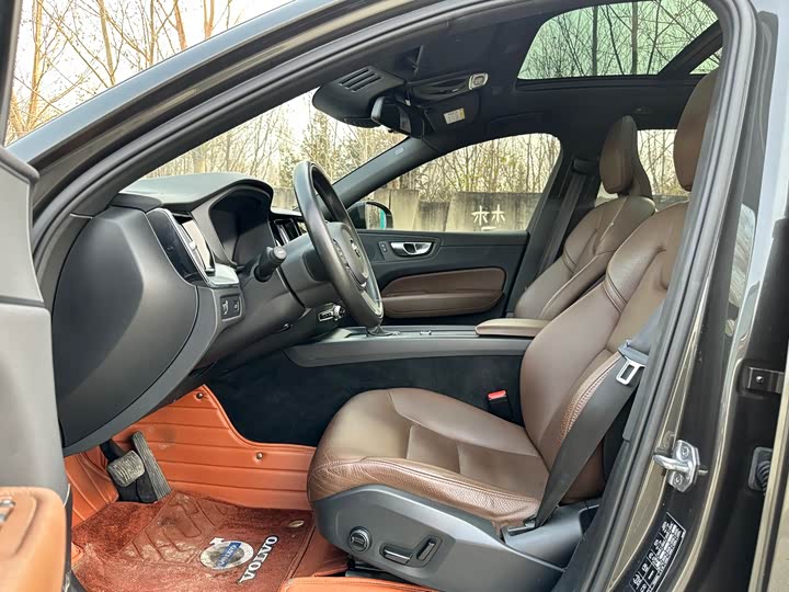 Фото 13 - Volvo XC60