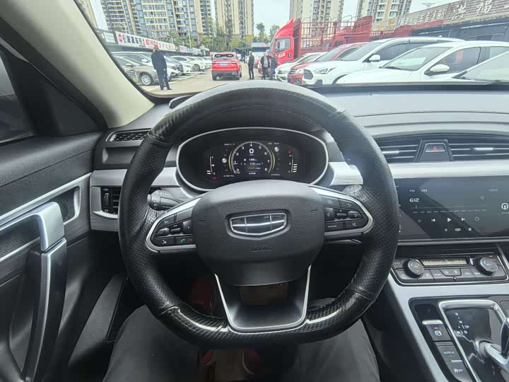 Фото 10 - Geely Atlas