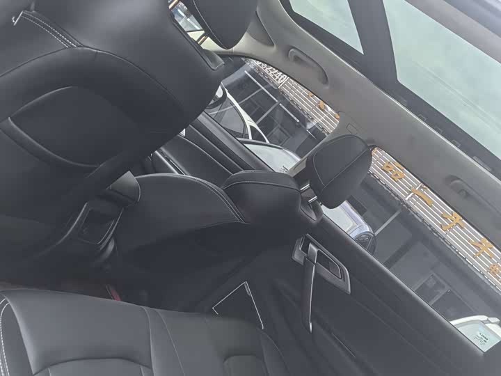 Фото 8 - Geely Atlas