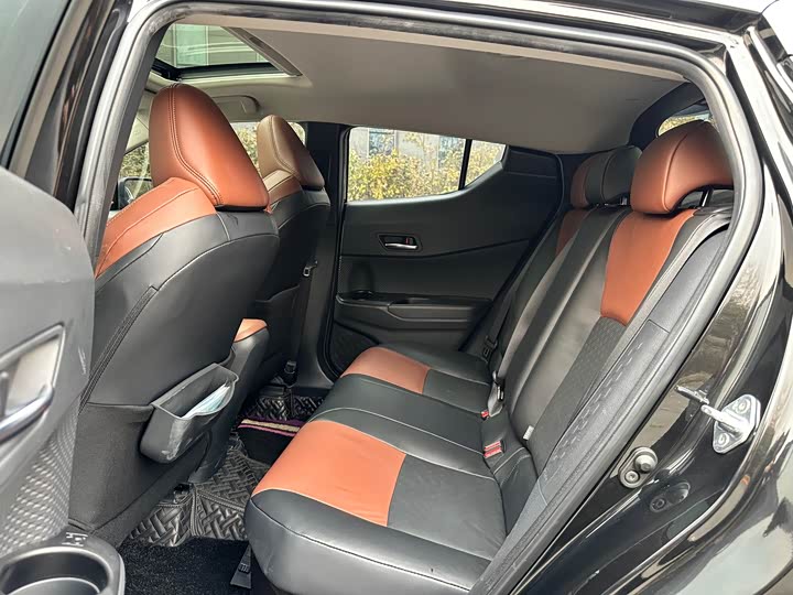 Фото 8 - Toyota C-HR