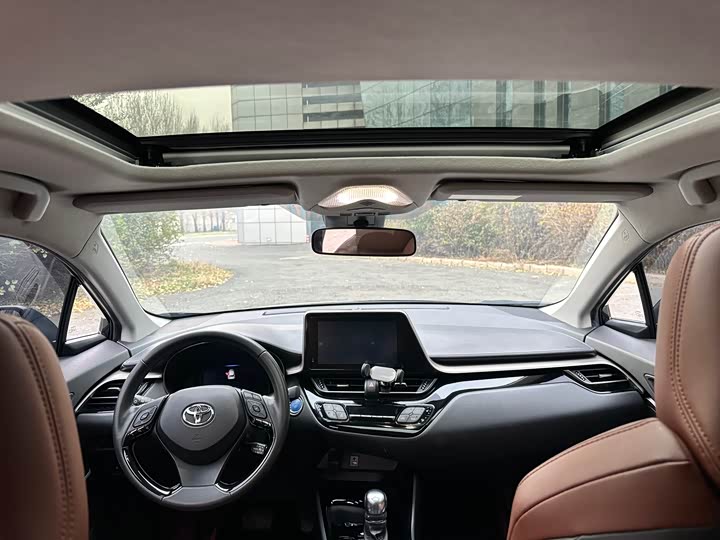 Фото 9 - Toyota C-HR