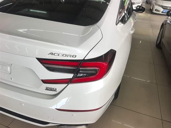 Фото 8 - Honda Accord