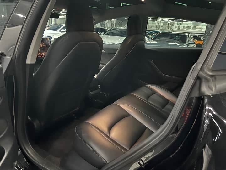 Фото 10 - Tesla Model 3