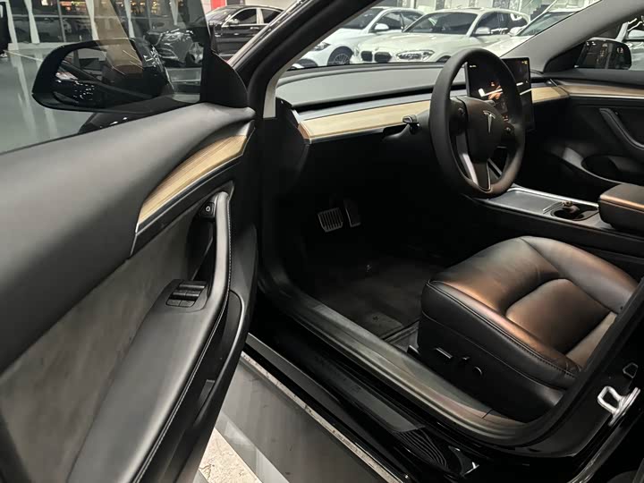 Фото 4 - Tesla Model 3