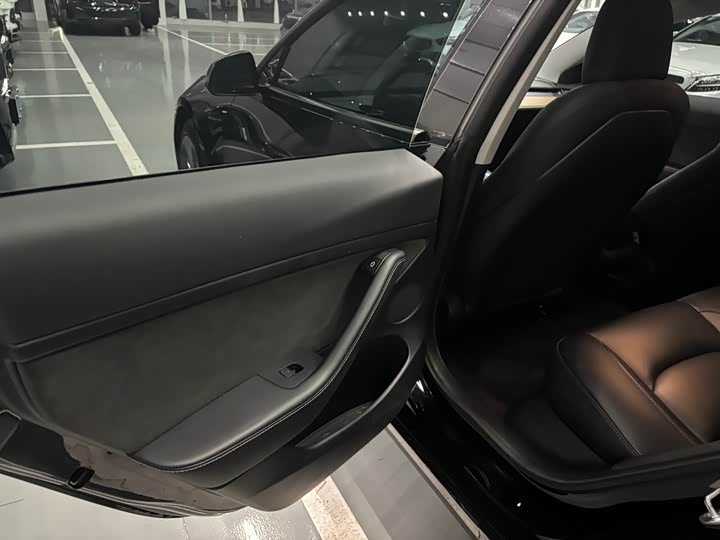 Фото 8 - Tesla Model 3