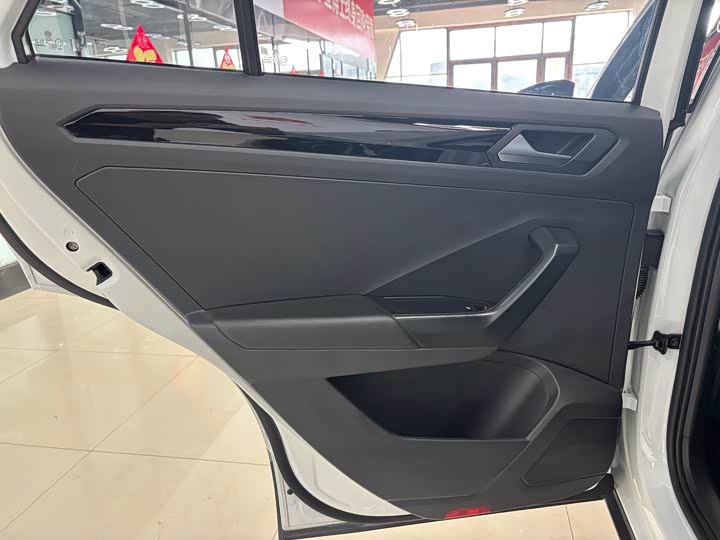 Фото 14 - Volkswagen T-Roc