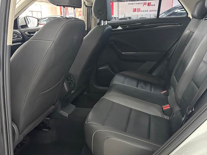 Фото 15 - Volkswagen T-Roc