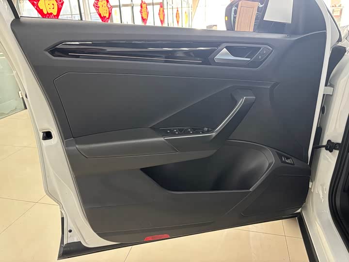 Фото 8 - Volkswagen T-Roc