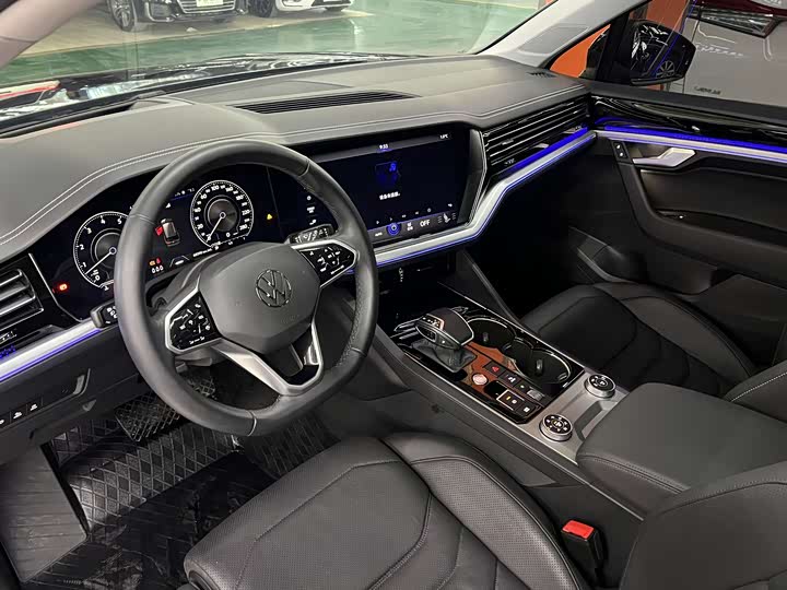 Фото 4 - Volkswagen Touareg