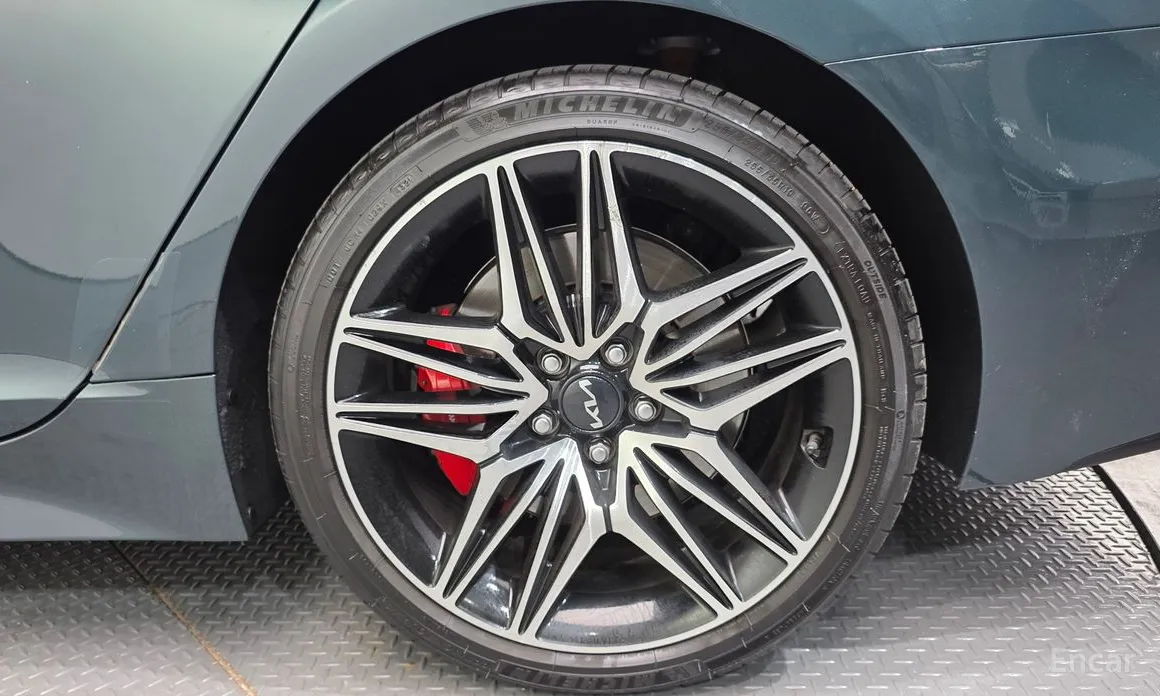 Photo 5 - Kia Stinger