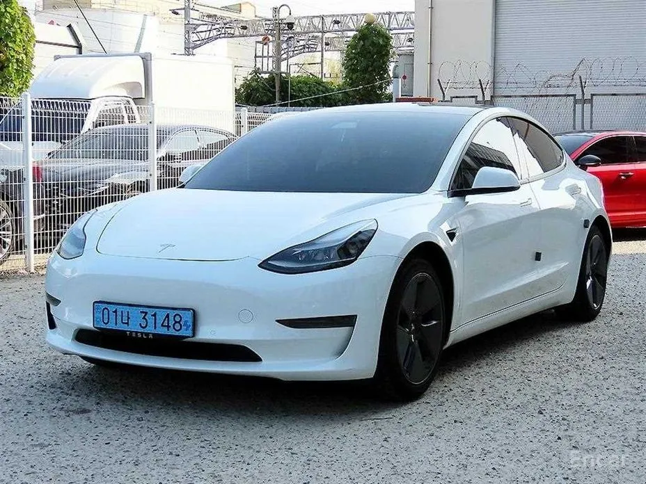 Фото 2 - Tesla Model 3