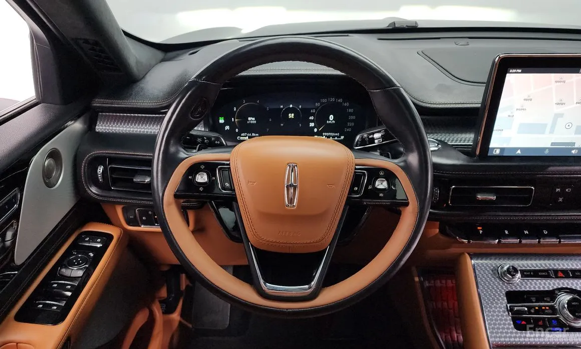 Фото 13 - Lincoln Aviator