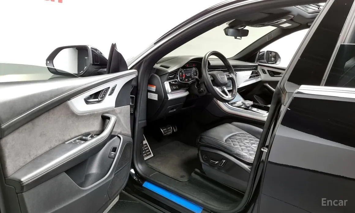 Фото 10 - Audi Q8