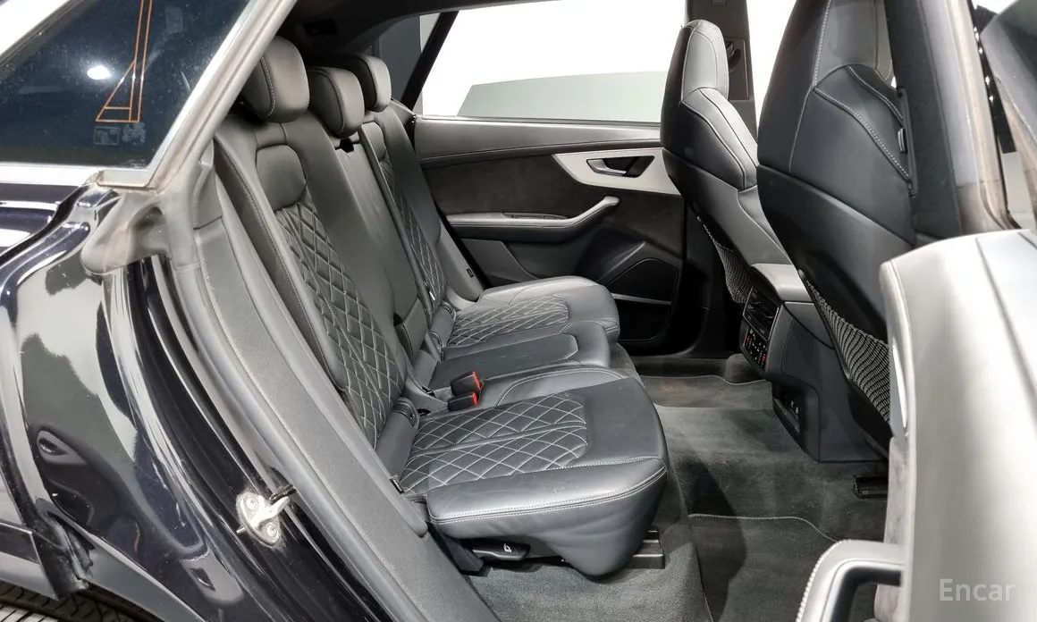 Фото 12 - Audi Q8