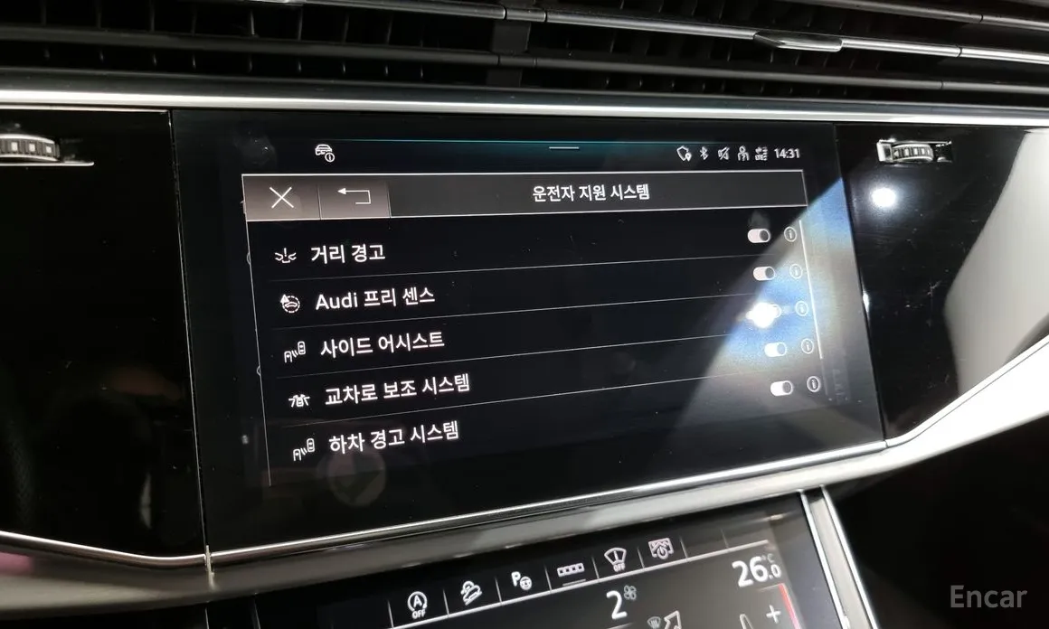 Фото 16 - Audi Q8