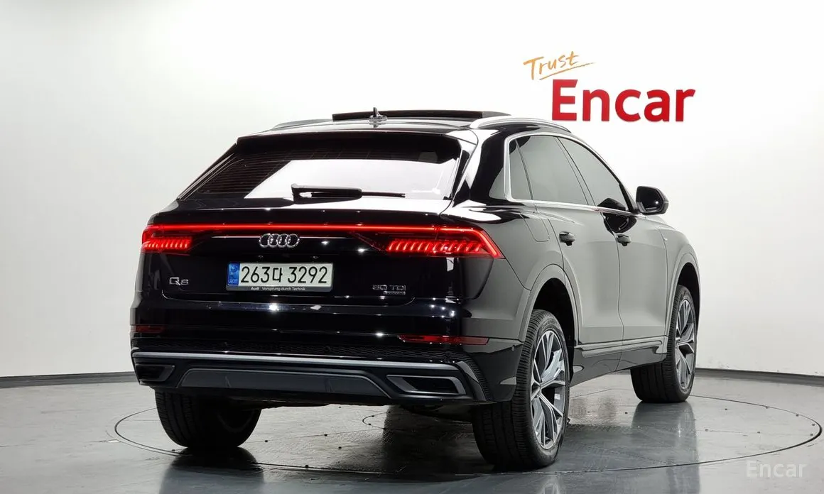 Фото 2 - Audi Q8