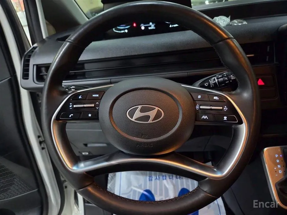 Photo 10 - Hyundai Staria