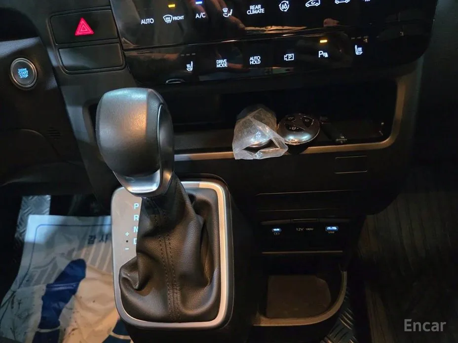 Photo 14 - Hyundai Staria