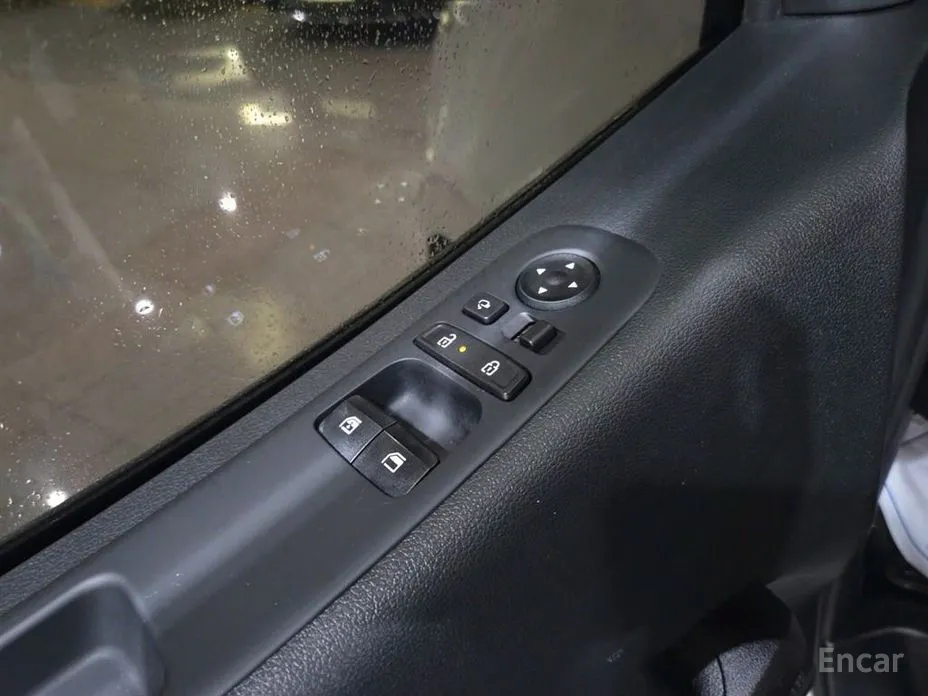 Photo 15 - Hyundai Staria