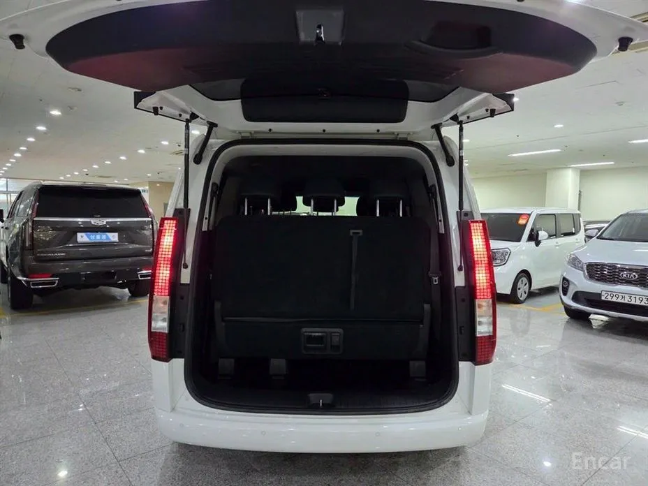 Photo 19 - Hyundai Staria