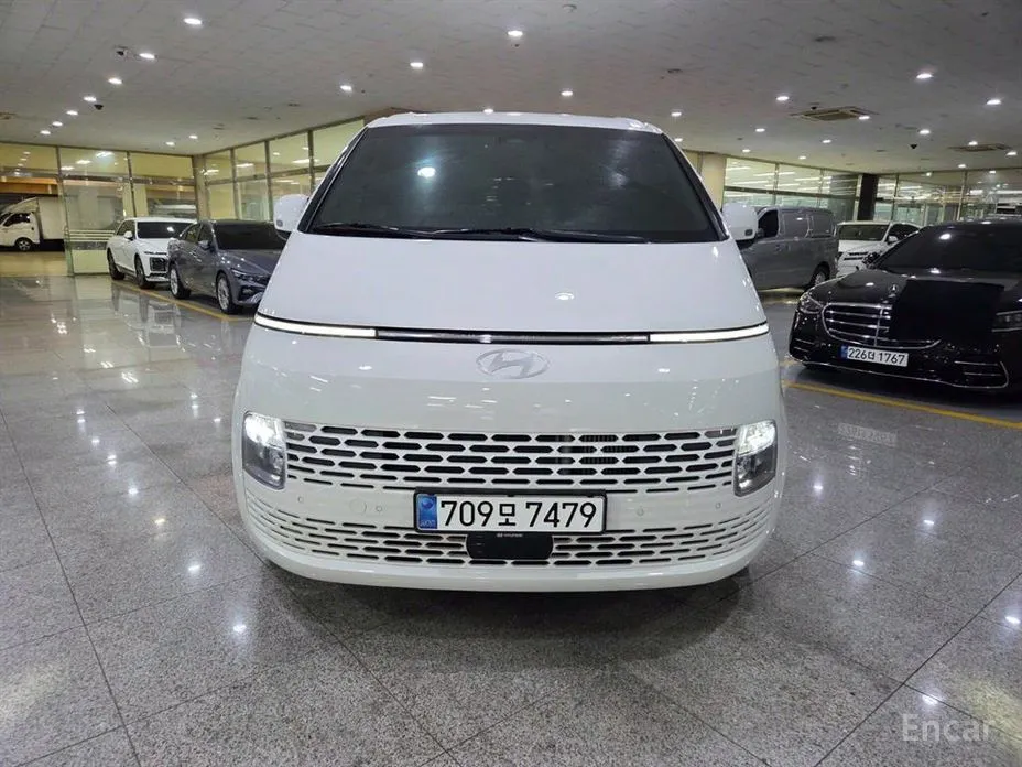 Photo 2 - Hyundai Staria