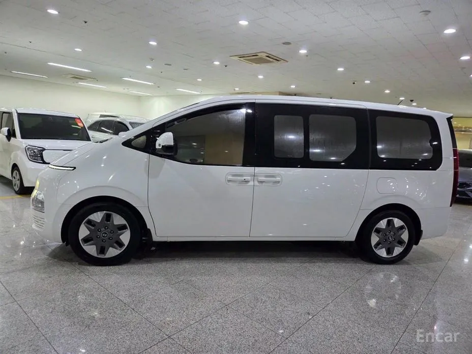 Photo 3 - Hyundai Staria