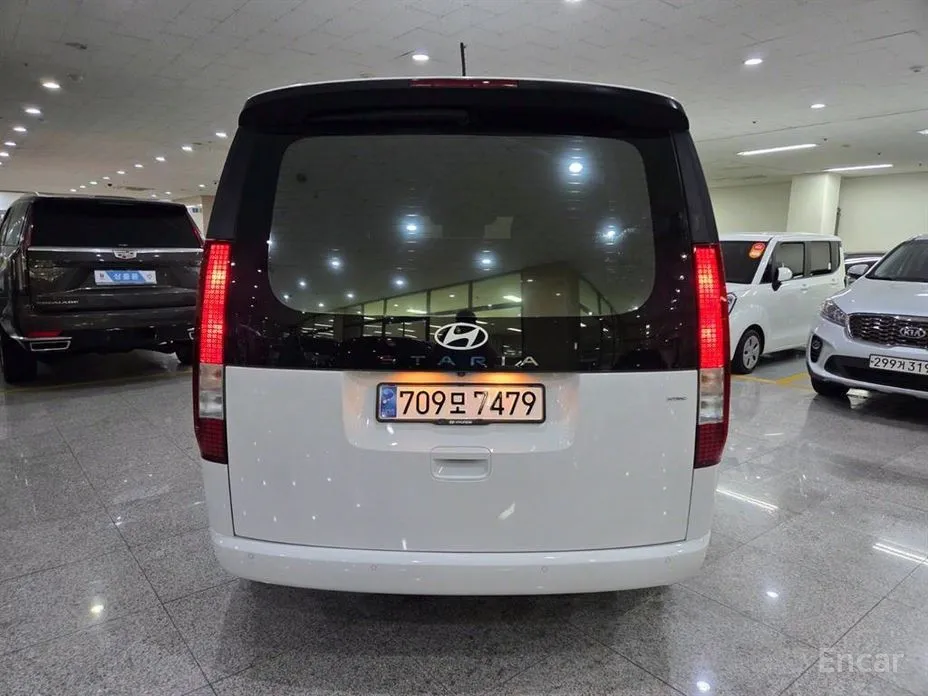 Photo 4 - Hyundai Staria