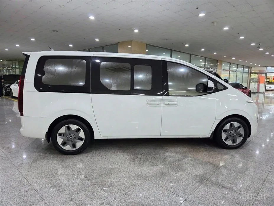 Photo 5 - Hyundai Staria