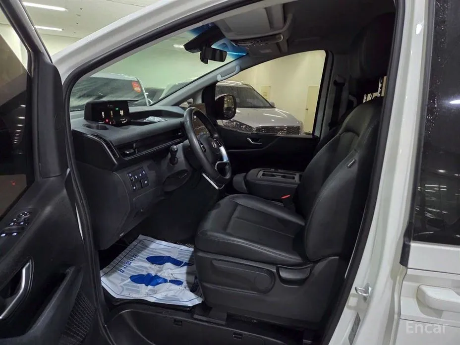 Photo 6 - Hyundai Staria