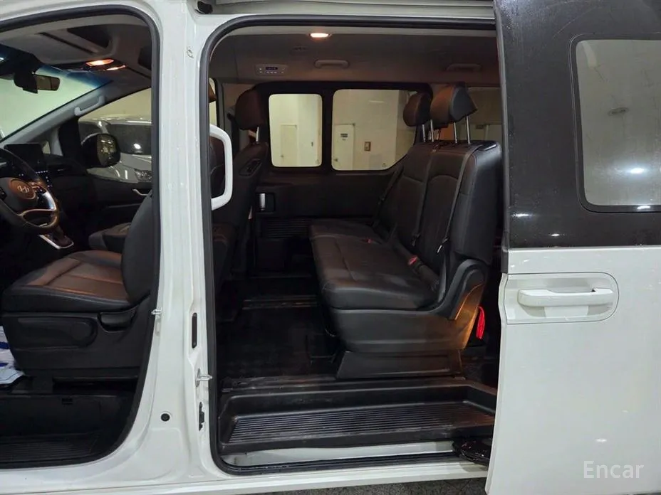 Photo 7 - Hyundai Staria