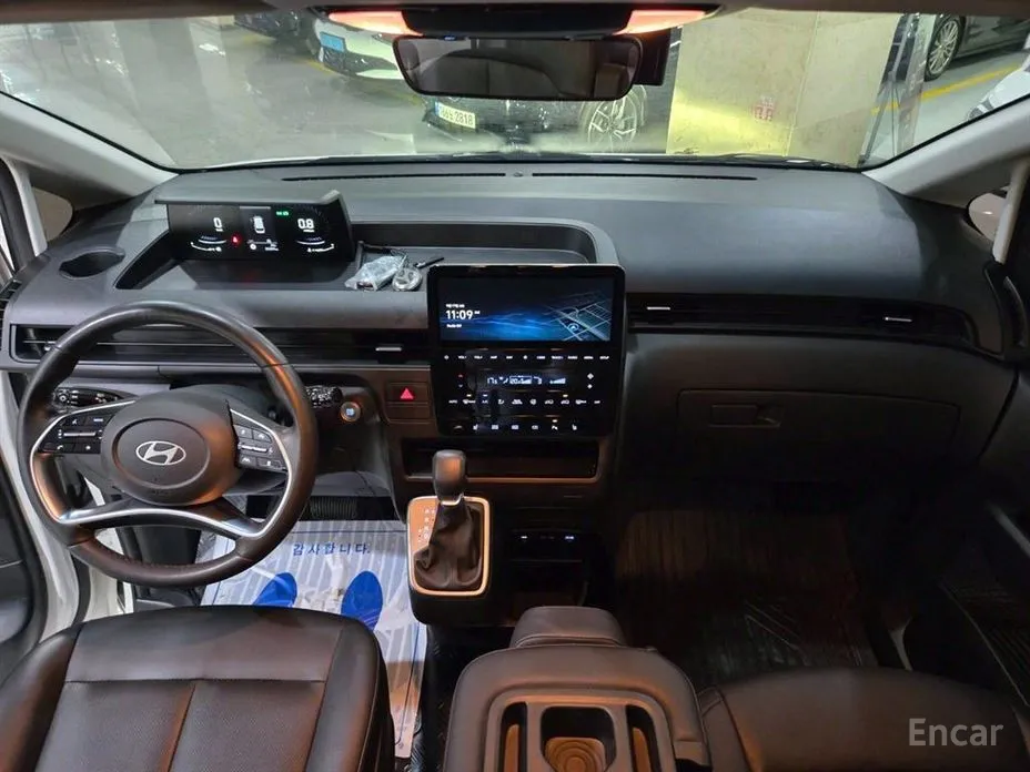 Photo 9 - Hyundai Staria