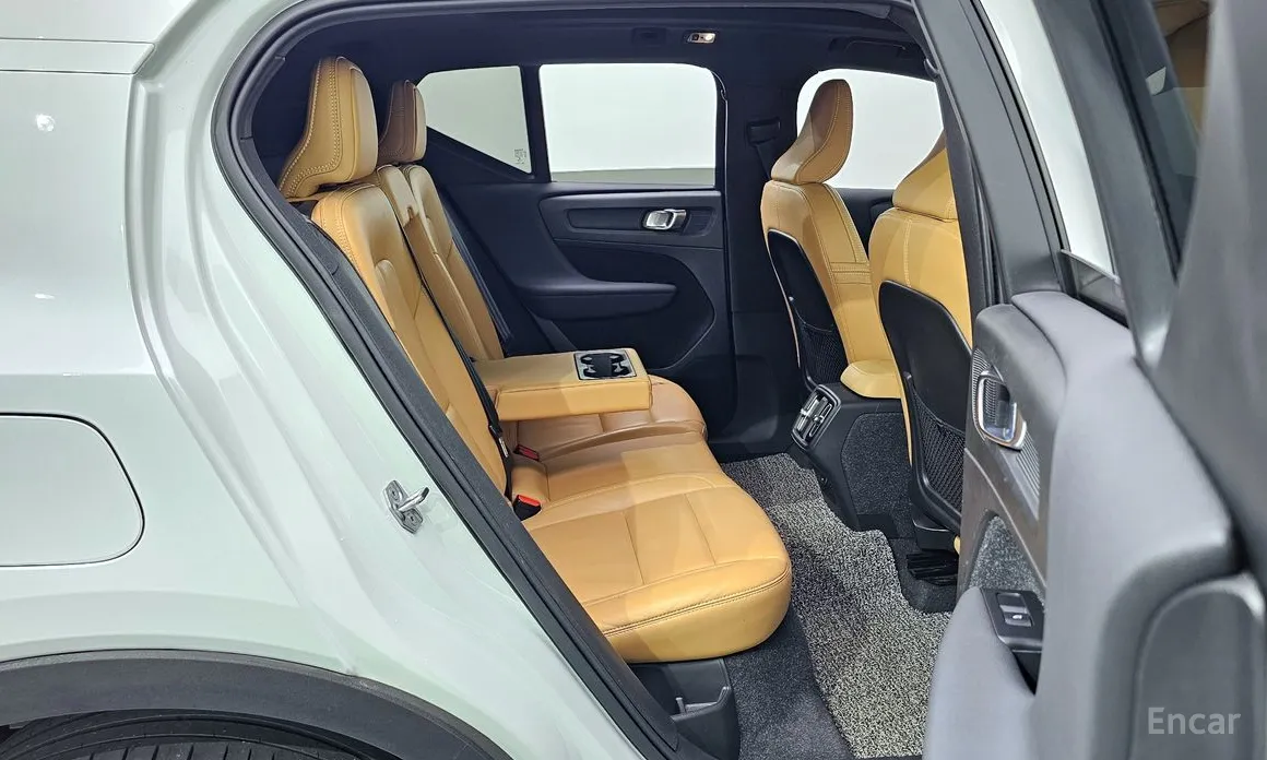 Фото 11 - Volvo XC40