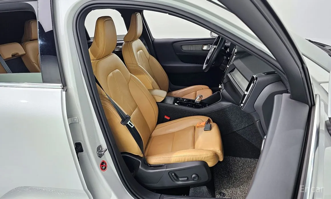 Фото 12 - Volvo XC40