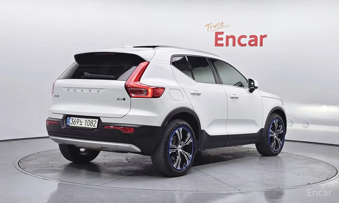Фото 2 - Volvo XC40