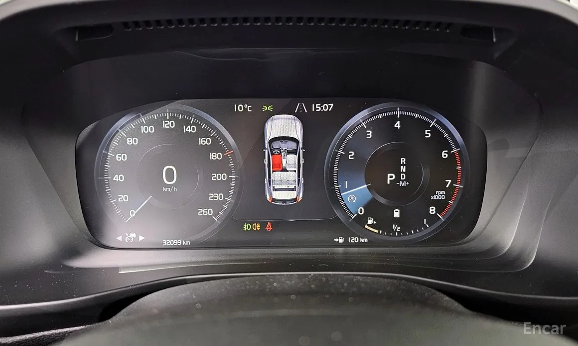 Фото 8 - Volvo XC40