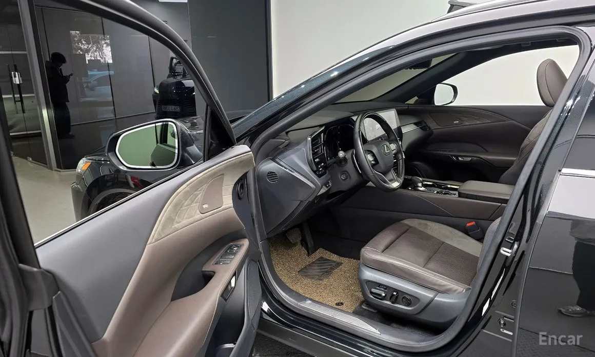 Фото 11 - Lexus RX